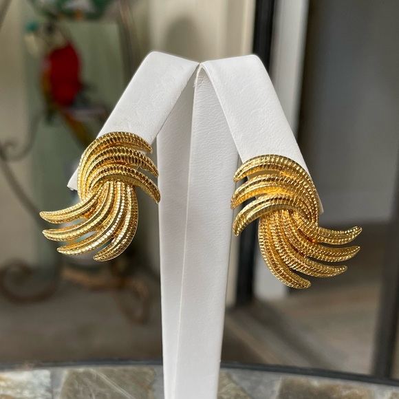 SOLD ⭐️ Vintage Monet 1980 14K GP Earrings - Picture 2 of 9